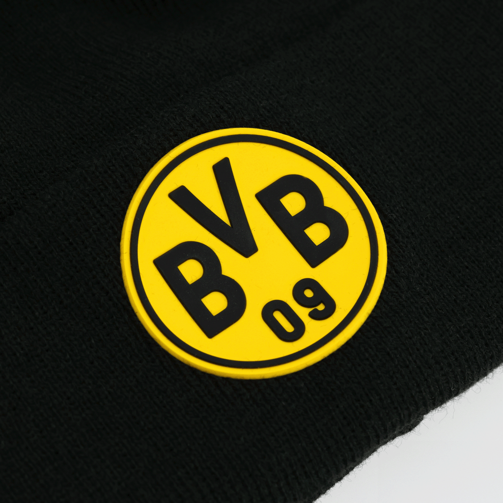 Bonnet noir à pompon avec le logo jaune du BVB et la marque New Era, idéal pour les supporters du Borussia Dortmund.