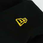 Vue détaillée du bonnet à pompon noir du BVB orné du logo New Era brodé en jaune, un accessoire officiel du Borussia Dortmund.