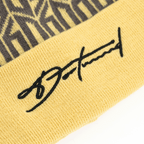 Schwarzgelb gestaltete BVB-Beanie mit gesticktem Dortmund-Schriftzug und geometrischem Muster, Detailansicht.