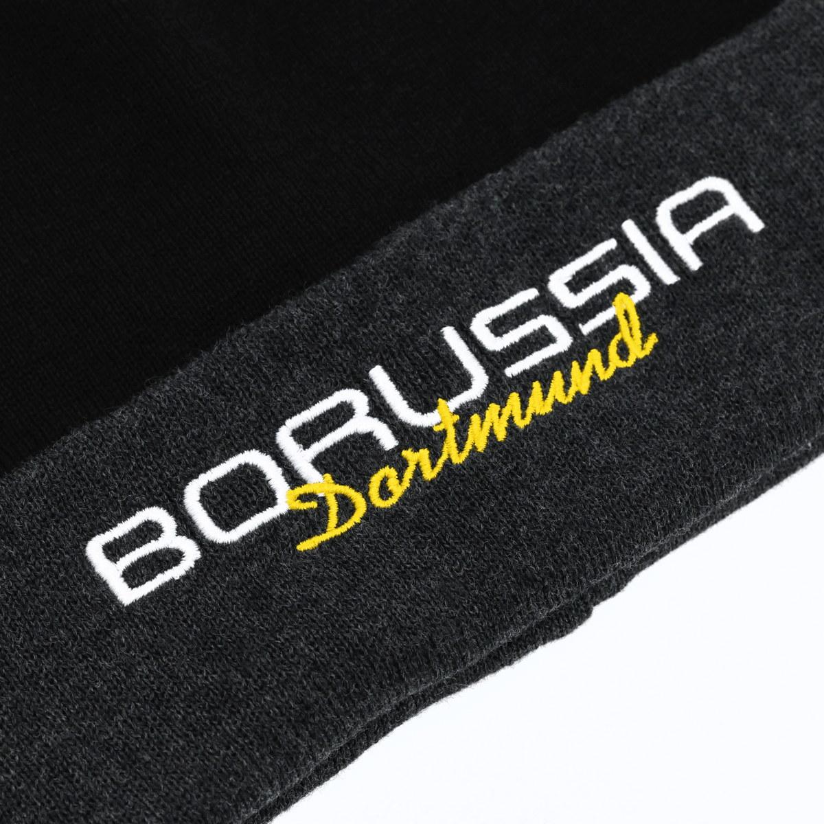 Vue détaillée de la casquette du BVB arborant l'inscription « Borussia Dortmund » dans un design noir et jaune, idéale pour les supporters.