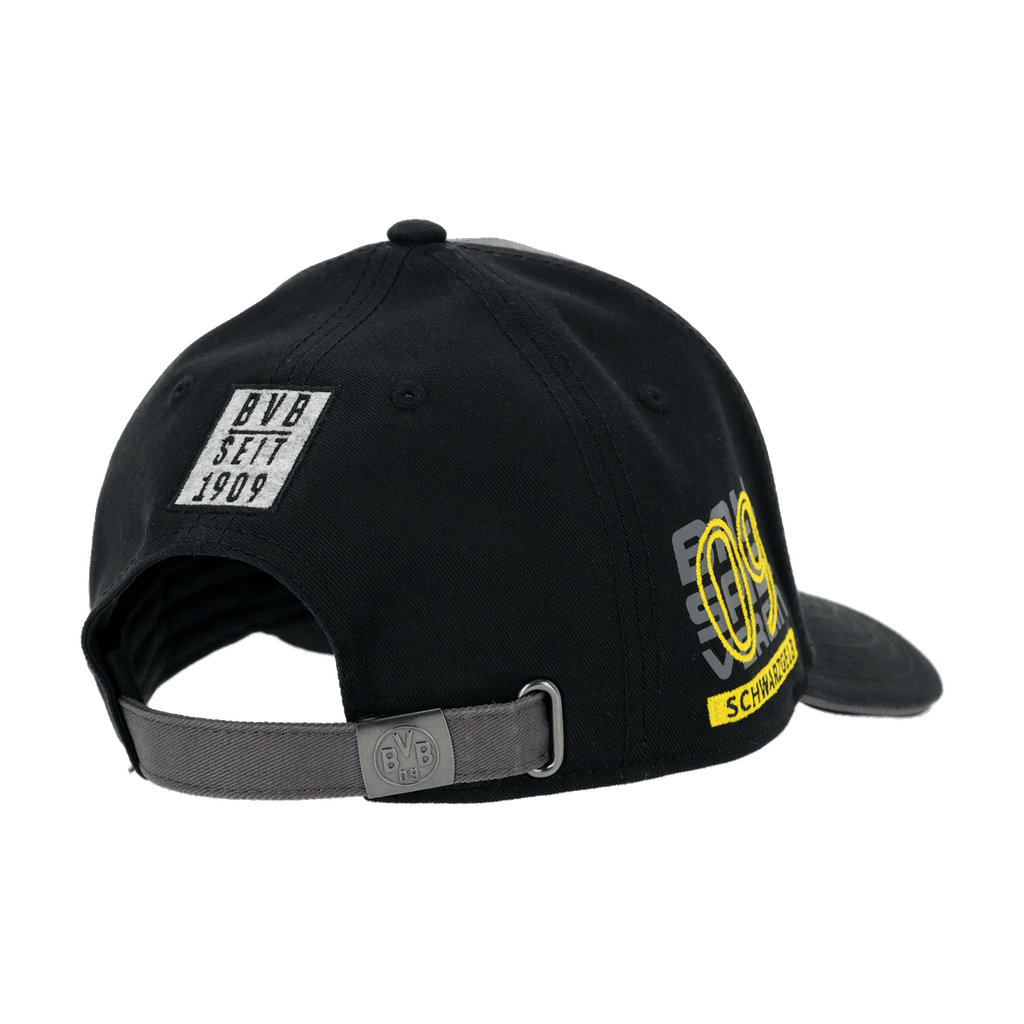 Cappellino nero del BVB con la scritta “09” in giallo, il logo della società e una chiusura regolabile grigia. Sul retro reca la scritta “BVB SEIT 1909”.