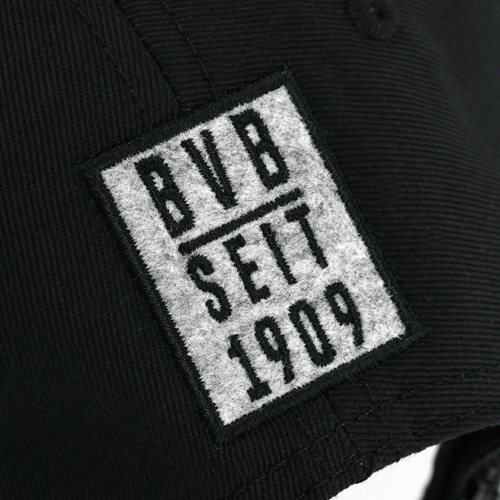 Casquette noire du BVB avec un écusson en feutre gris portant l'inscription « BVB Seit 1909 ». Idéale pour les supporters du Borussia Dortmund.