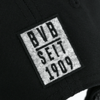 Casquette noire du BVB avec un écusson en feutre gris portant l'inscription « BVB Seit 1909 ». Idéale pour les supporters du Borussia Dortmund.