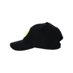 Kinder-Baseball-Cap in Schwarz mit leuchtendem Borussia Dortmund-Logo, Seitenansicht.