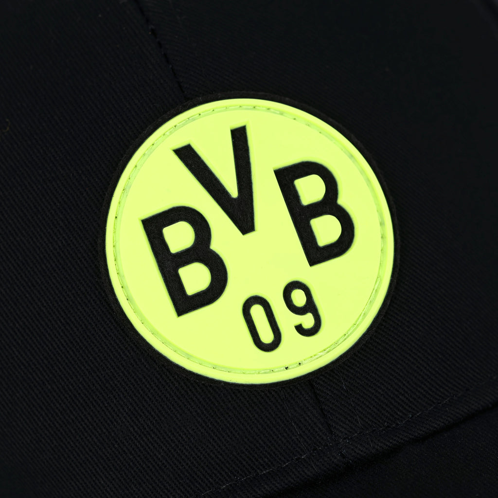 Schwarze BVB-Kappe für Kinder mit nachleuchtendem gelbem Vereinslogo.