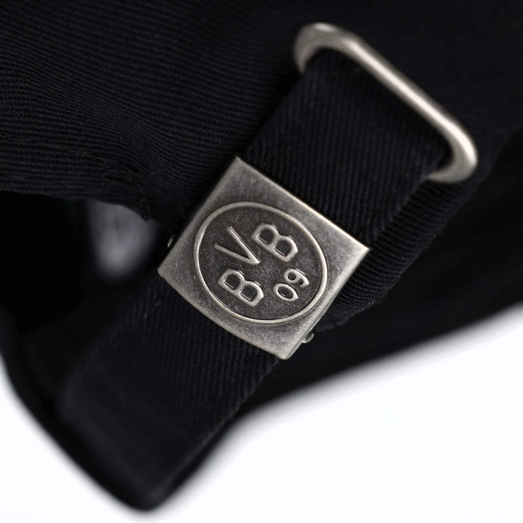 Schwarze Borussia Dortmund Kappe mit verstellbarer Metallschließe und eingeprägtem BVB 09 Logo für Fans.