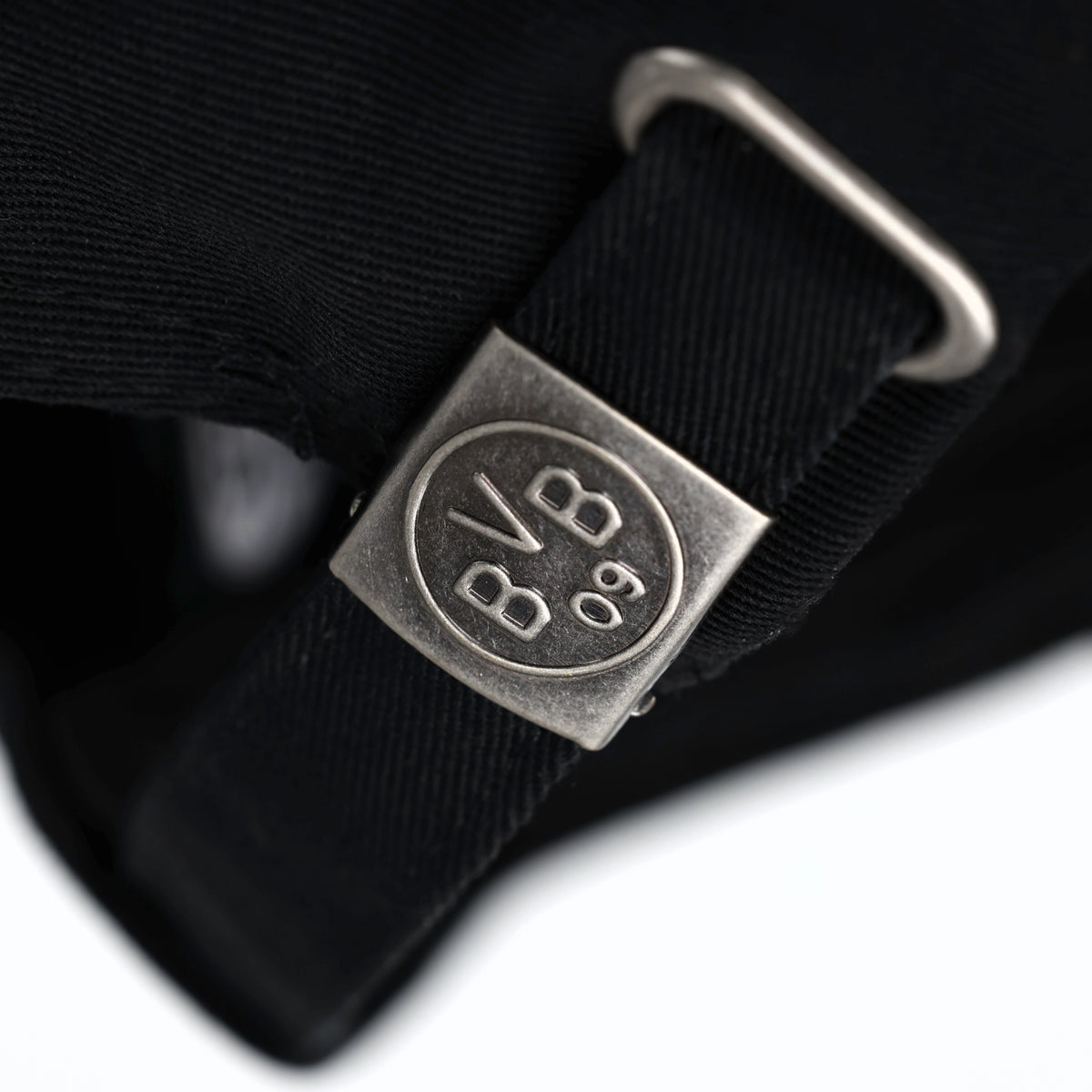 Schwarze Borussia Dortmund Kappe mit verstellbarer Metallschließe und eingeprägtem BVB 09 Logo für Fans.