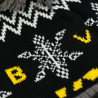Detailansicht der BVB-Wintermütze für Kinder mit schwarzgelbem Strickmuster, Schneeflockendesign und BVB-Logo. Perfekt als Fan-Accessoire für kalte Tage.