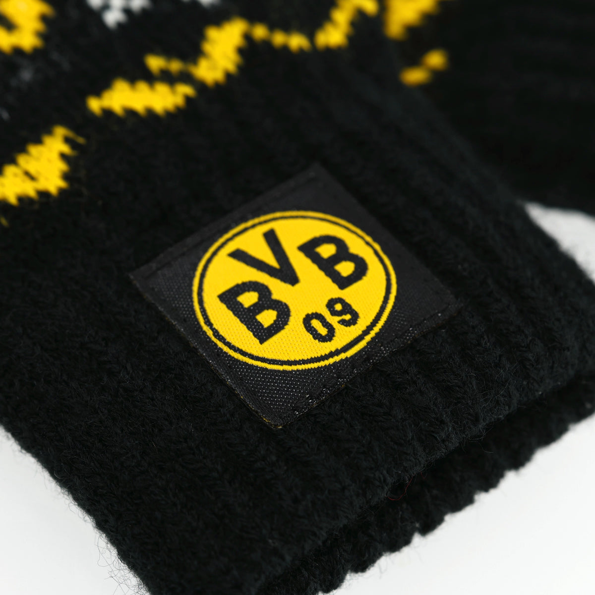 Detailansicht der schwarzgelben BVB-Winterhandschuhe mit aufgenähtem BVB 09-Logo, ideal als Schwarzgelb-Fanaccessoire.