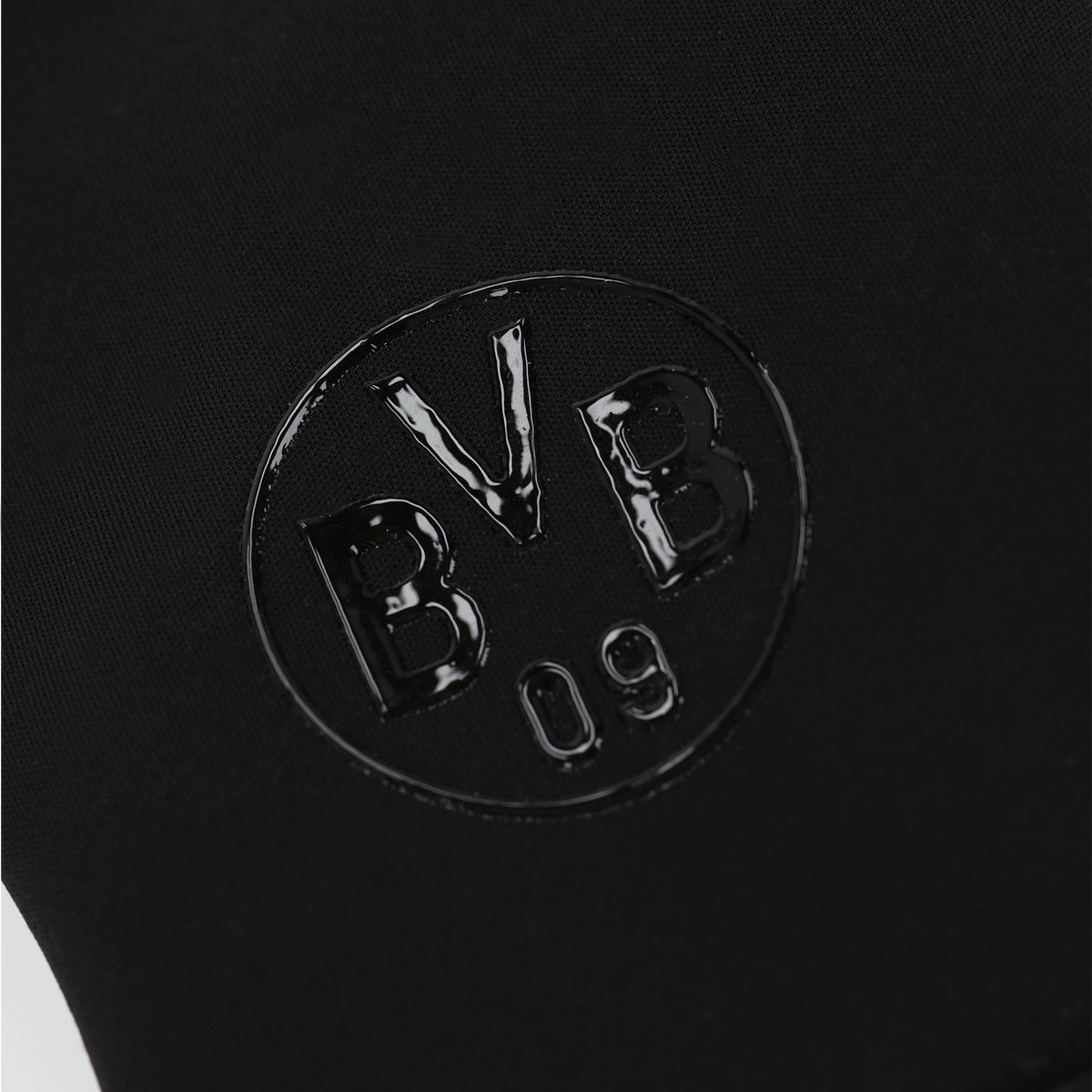 Nahaufnahme der BVB Softshellhandschuhe in Schwarz mit erhabenem BVB 09-Logo als stilvolles Fanaccessoire.