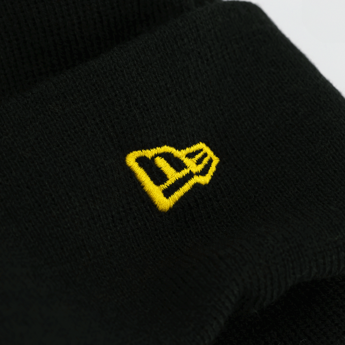 Schwarzgelbe BVB-Mütze für Kinder von New Era, ideal für Borussia Dortmund Fans, mit gelbem gesticktem Logo und weicher Verarbeitung.