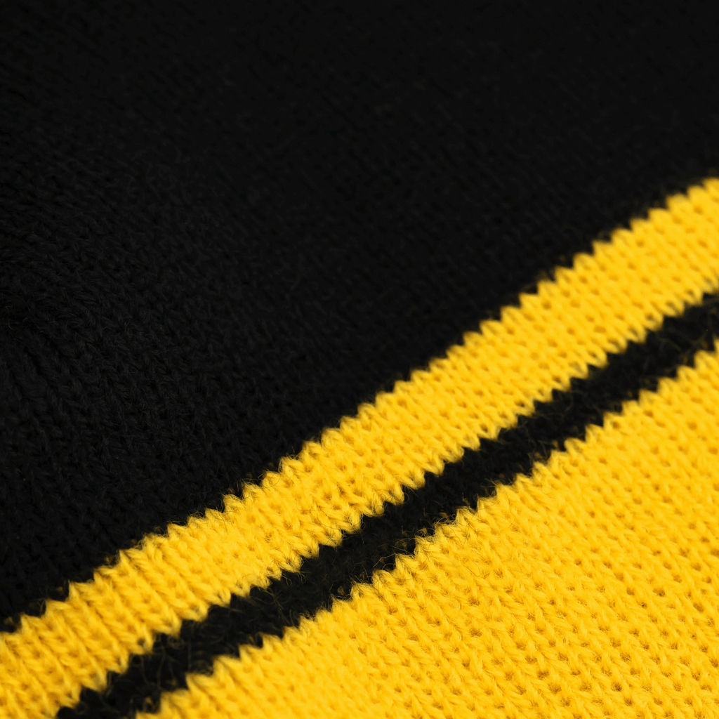 Berretto a pompon nero e giallo del BVB in stile retrò, un accessorio invernale per i tifosi del Borussia Dortmund.