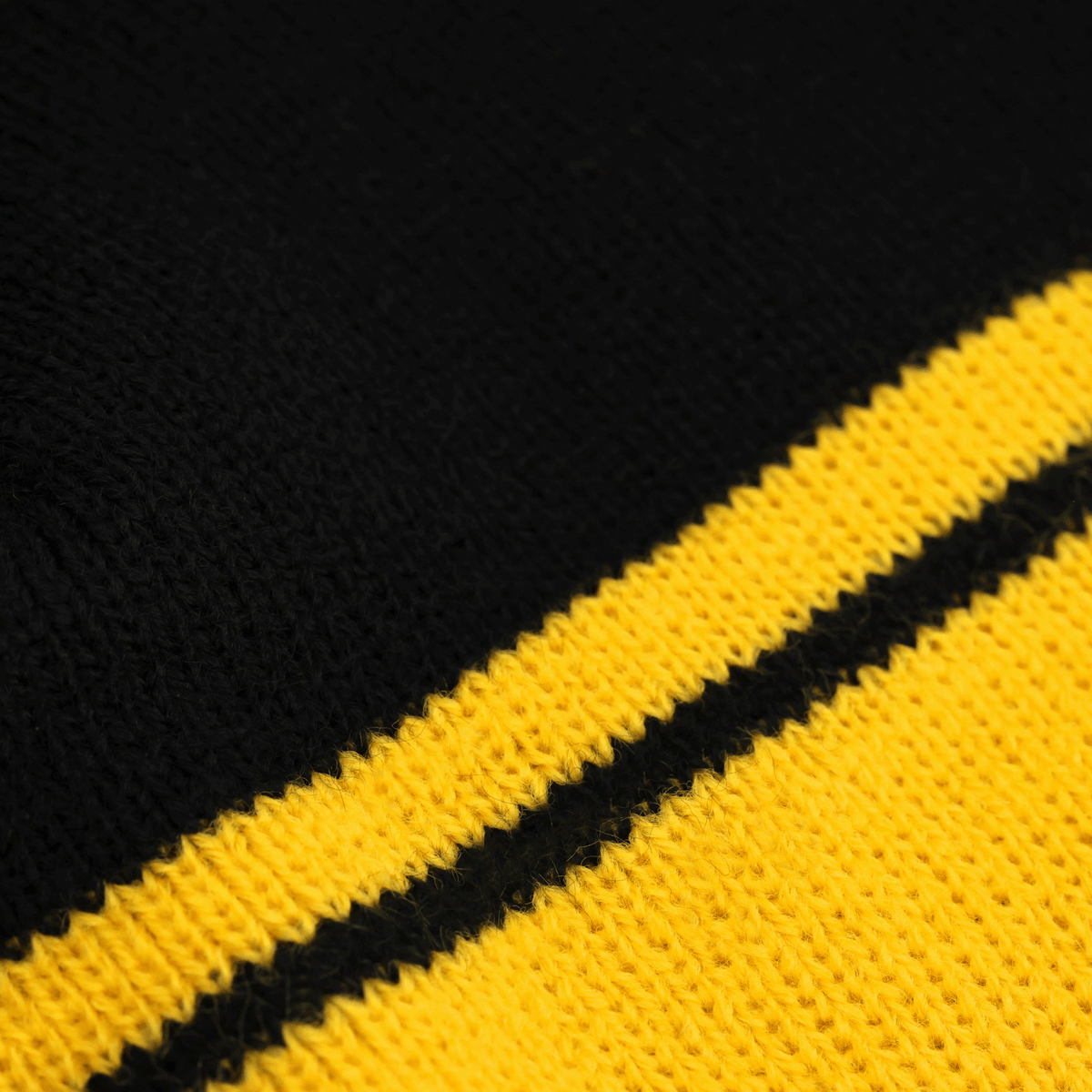 Berretto a pompon nero e giallo del BVB in stile retrò per bambini, ideale per i tifosi del Borussia Dortmund.
