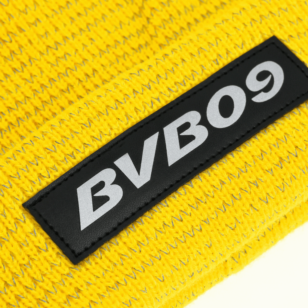 Gelbe BVB Beanie Reflective für Kinder mit schwarzem BVB09-Schriftzug, ideal für Fans von Borussia Dortmund.