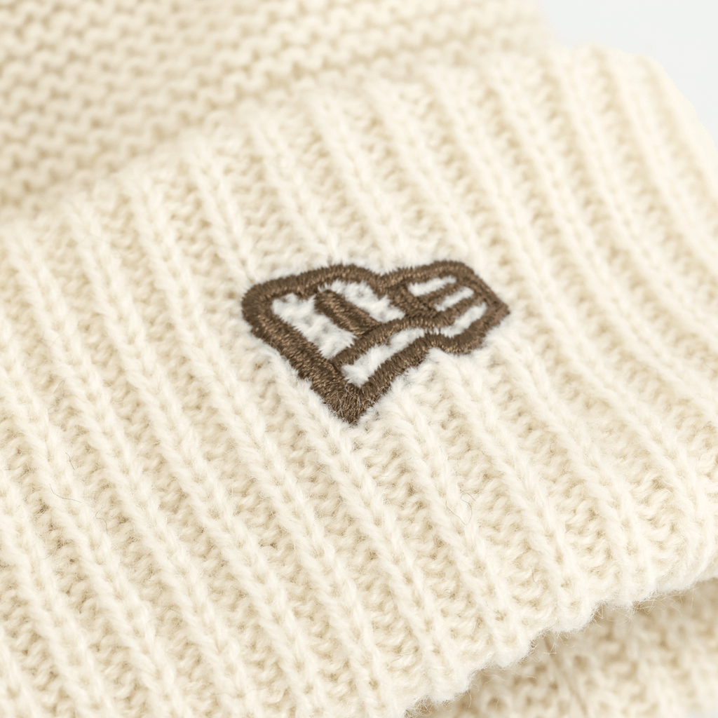 Bonnet en tricot blanc crème pour tout-petits de la marque BVB New Era, idéal pour les journées froides et accessoire tendance pour les fans.
