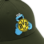 一款绿色多特蒙德（BVB）儿童帽，采用《芝麻街》饼干怪兽图案设计，并绣有黑黄配色的BVB 09标志。