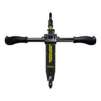 Der BVB Tretroller Hudora in schwarzgelbem Borussia Dortmund Design, ideal für Kinder und Fans, zeigt die obere Ansicht mit Griffen und Vorderrad.