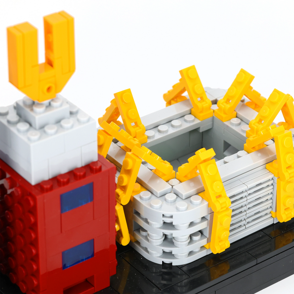 Modello Lego del SIGNAL IDUNA PARK con dettagli nei colori nero e giallo e caratteristiche distintive dello stadio.