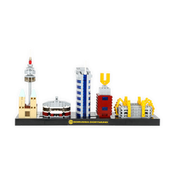 Maquette miniature de la ligne d'horizon de Dortmund, avec ses monuments emblématiques tels que le SIGNAL IDUNA PARK et le Dortmunder U, dans le style LEGO, posée sur un socle noir portant l'inscription « BVB ».