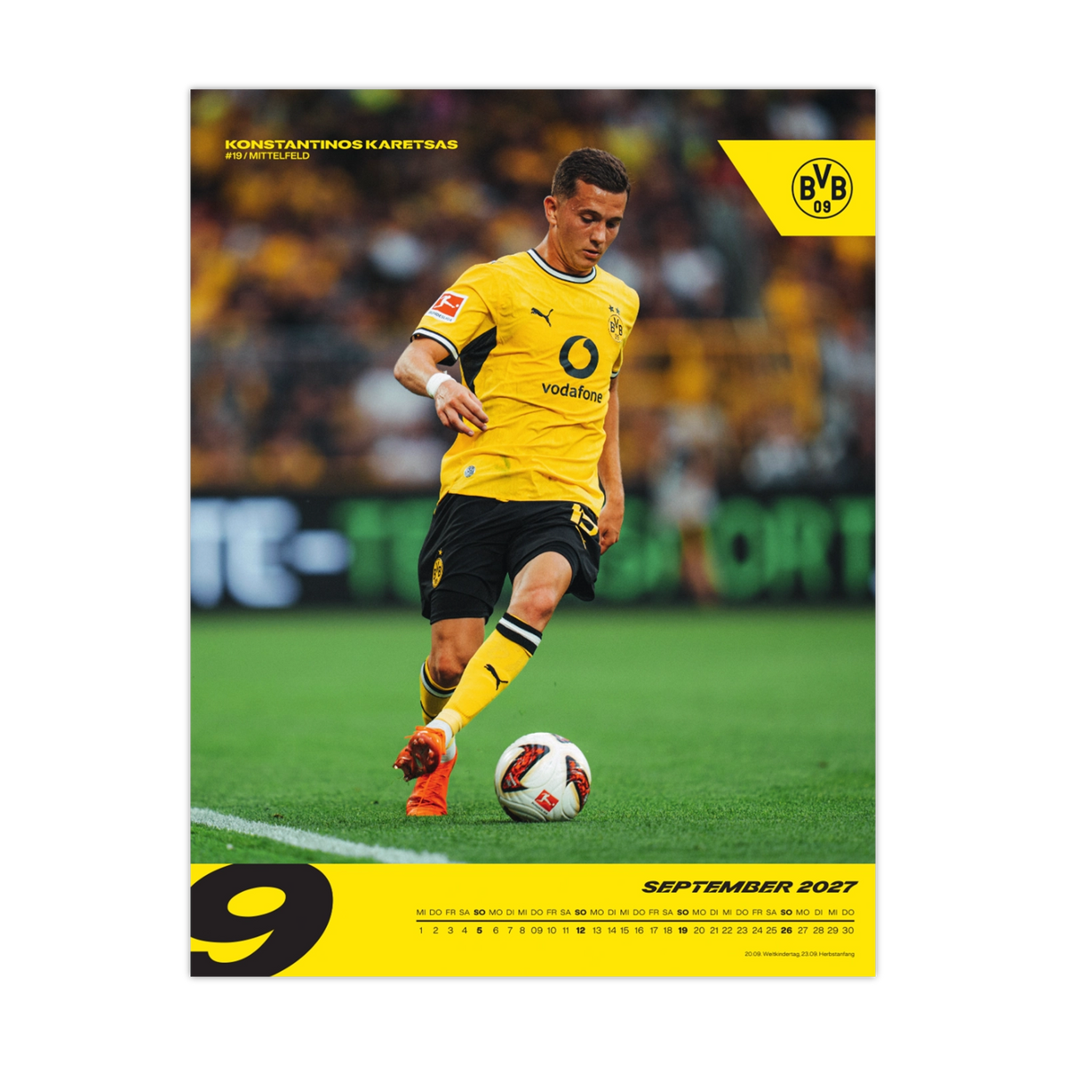 BVB-Posterkalender 2027 mit einem Fußballspieler im schwarzgelben Trikot, Puma- und Vodafone-Logo. Monatliches Motiv für September 2027 mit Stadionhintergrund.