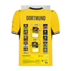 Rückansicht des BVB-Trikotkalenders 2027 in schwarzgelb mit Kalenderblättern und Trikot-Design, offizieller Fanartikel von Borussia Dortmund.