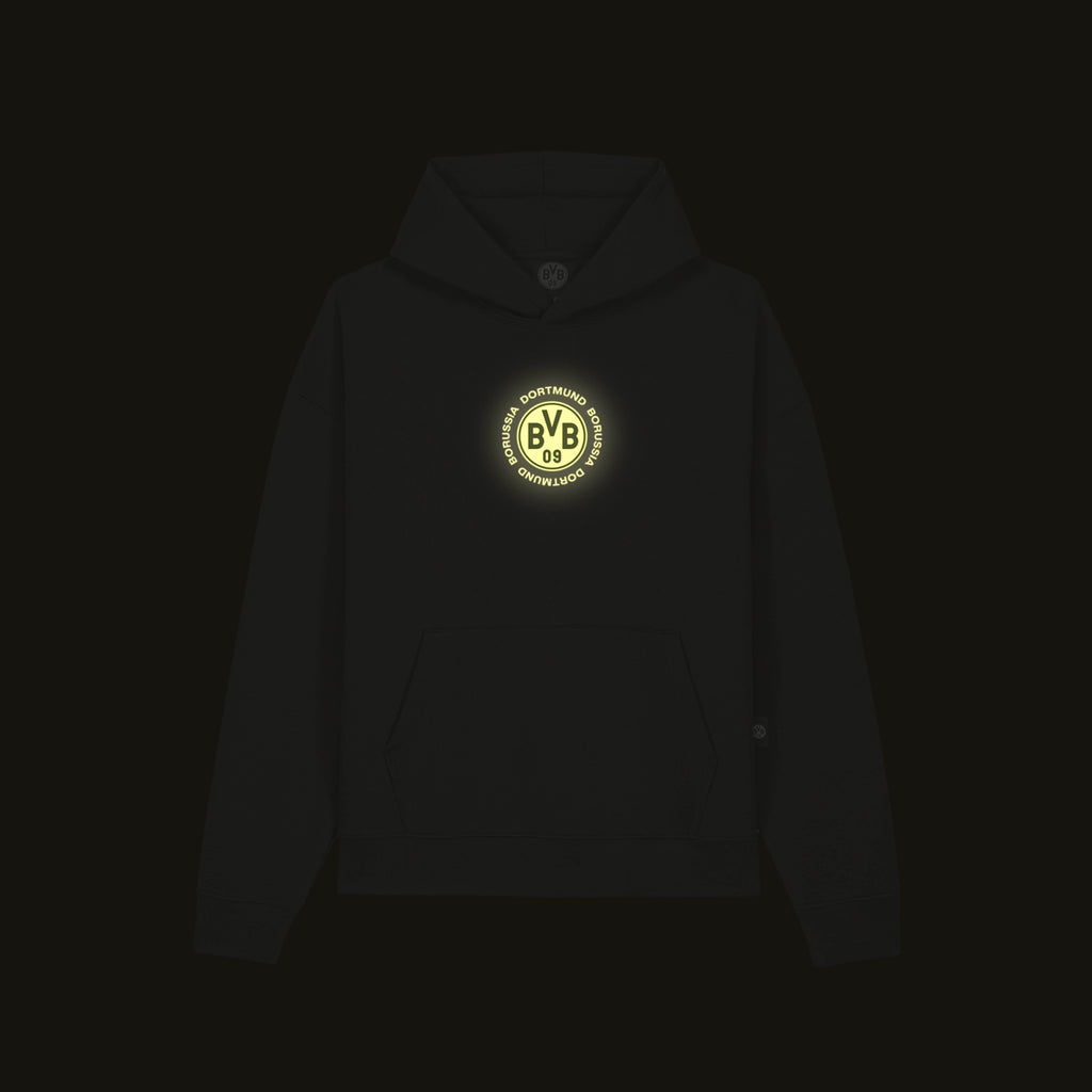 Detailansicht eines schwarzen Kinder-Hoodies von BVB mit sichtbarem BVB-Logo auf einem kleinen Etikett.