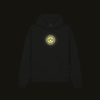 Detailansicht eines schwarzen Kinder-Hoodies von BVB mit sichtbarem BVB-Logo auf einem kleinen Etikett.