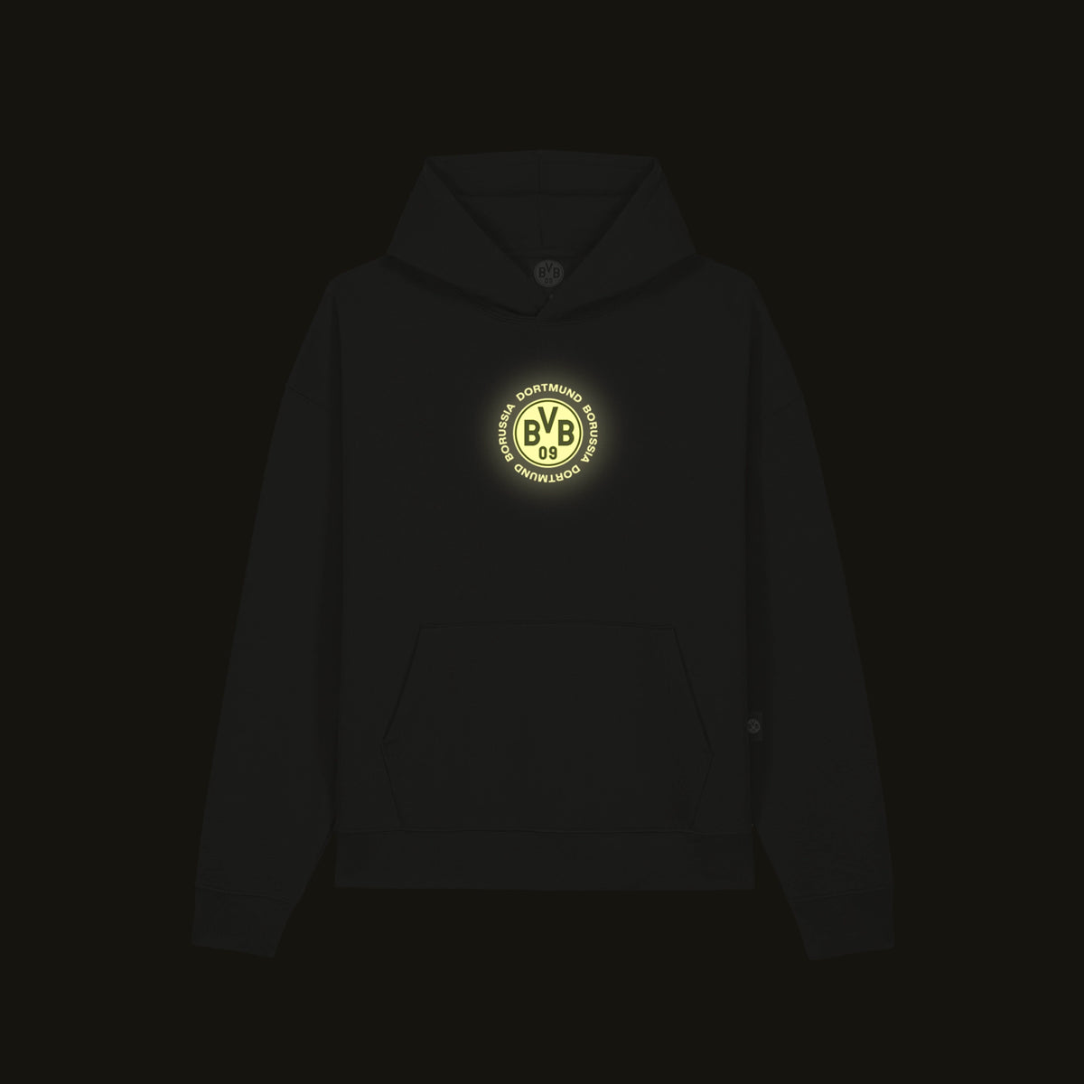 Detailansicht eines schwarzen Kinder-Hoodies von BVB mit sichtbarem BVB-Logo auf einem kleinen Etikett.