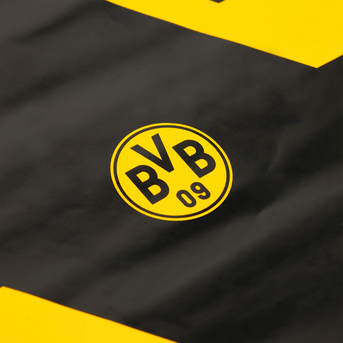 Schwarzgelbes BVB-Geschenkpapier mit prominentem BVB-Logo und typischem Vereinsdesign, ideal für Borussia Dortmund Fans.