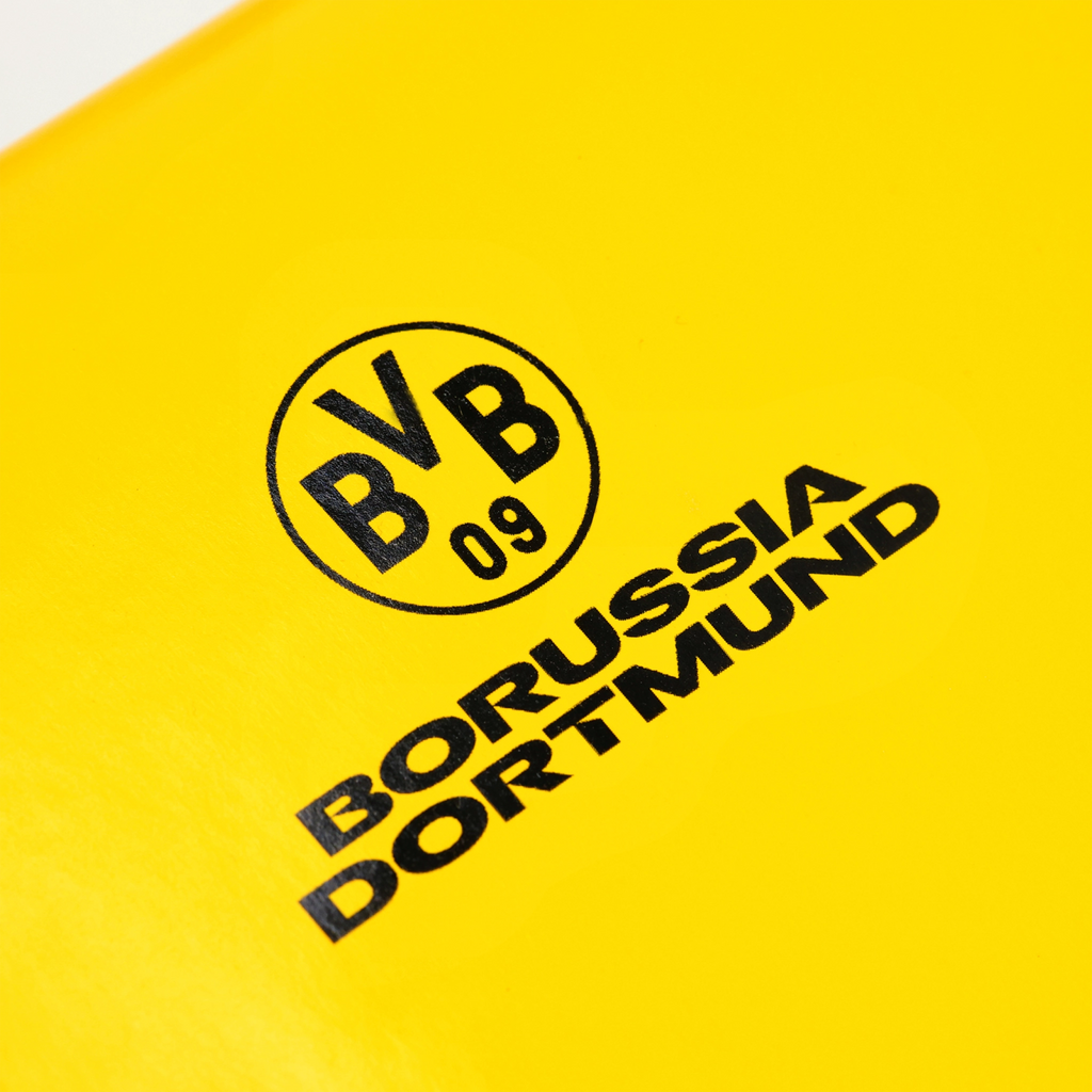 Schwarzgelbes BVB-Geschenkpapier im 2er-Set mit großem BVB-Logo und Borussia Dortmund Schriftzug in Nahaufnahme.