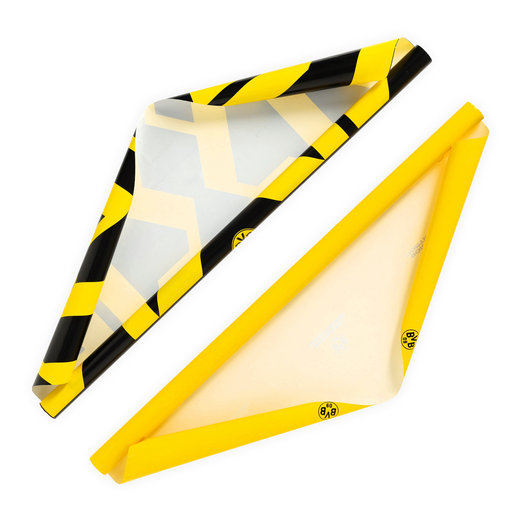 Zweier-Set BVB Geschenkpapier in schwarzgelbem Design mit BVB-Logo und auffälligem Streifenmuster, perfekt für Fans von Borussia Dortmund.