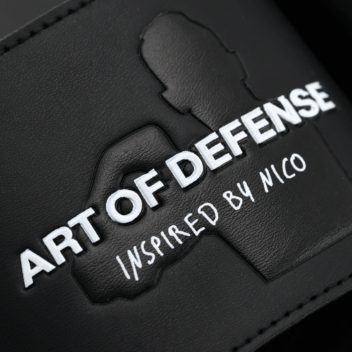 Chanclas negras del BVB con el logotipo «Art of Defense» en relieve y la inscripción «Inspired by Nico» para los aficionados del Borussia Dortmund.