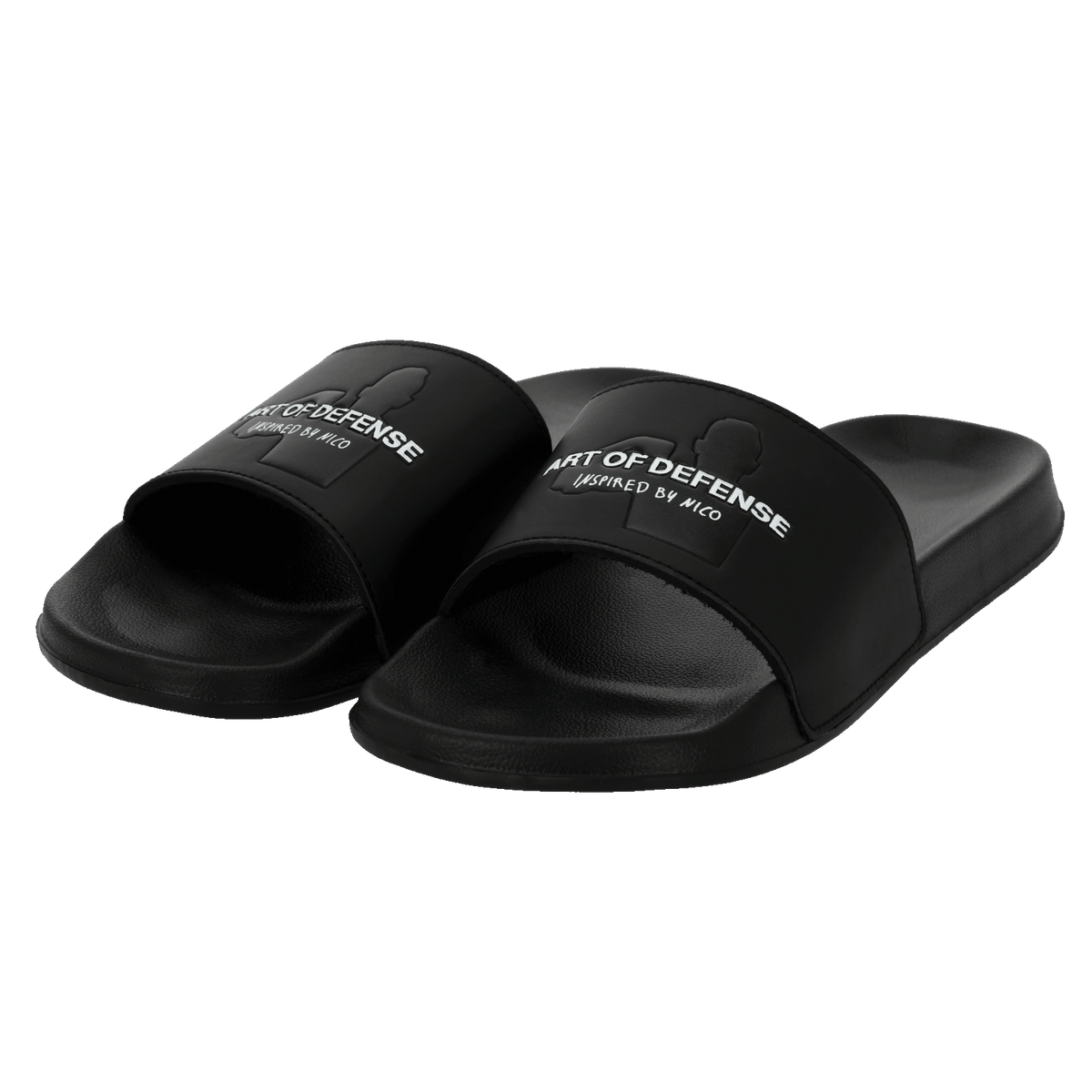 Chanclas negras con la inscripción «Art of Defense - Inspired by Nico» en la correa, ideales para el tiempo libre y las actividades de verano.
