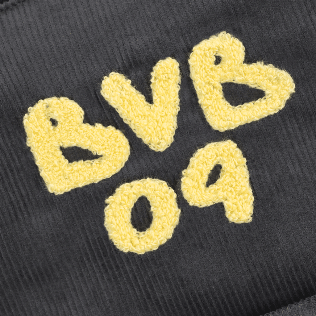 这款黑色多特蒙德（BVB）灯芯绒双肩包，饰有黄色刺绣的“BVB 09”标志，非常适合年轻的多特蒙德球迷。