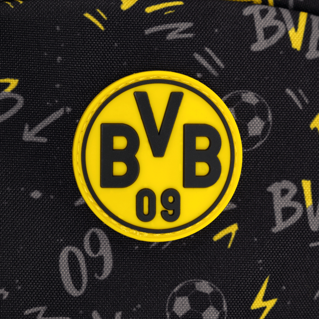 这款黑色与黄色相间的多特蒙德（BVB）儿童双肩包，配有醒目的BVB 09标志和足球图案。