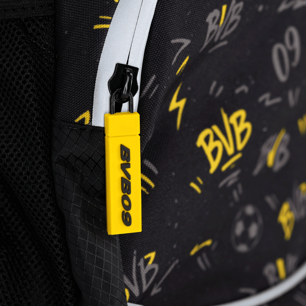 这款儿童背包采用黑色与黄色相间的多特蒙德足球俱乐部（BVB）设计，全身印有图案，拉链处配有黄色BVB09挂饰。
