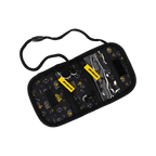 Monedero negro del BVB para niños, con detalles en amarillo, el escudo del BVB y motivos futbolísticos, prácticas cremalleras y correa para colgar.