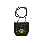 Monedero negro tipo bandolera del BVB para niños, con el logotipo del BVB y un estampado integral con motivos de fútbol y rayos.