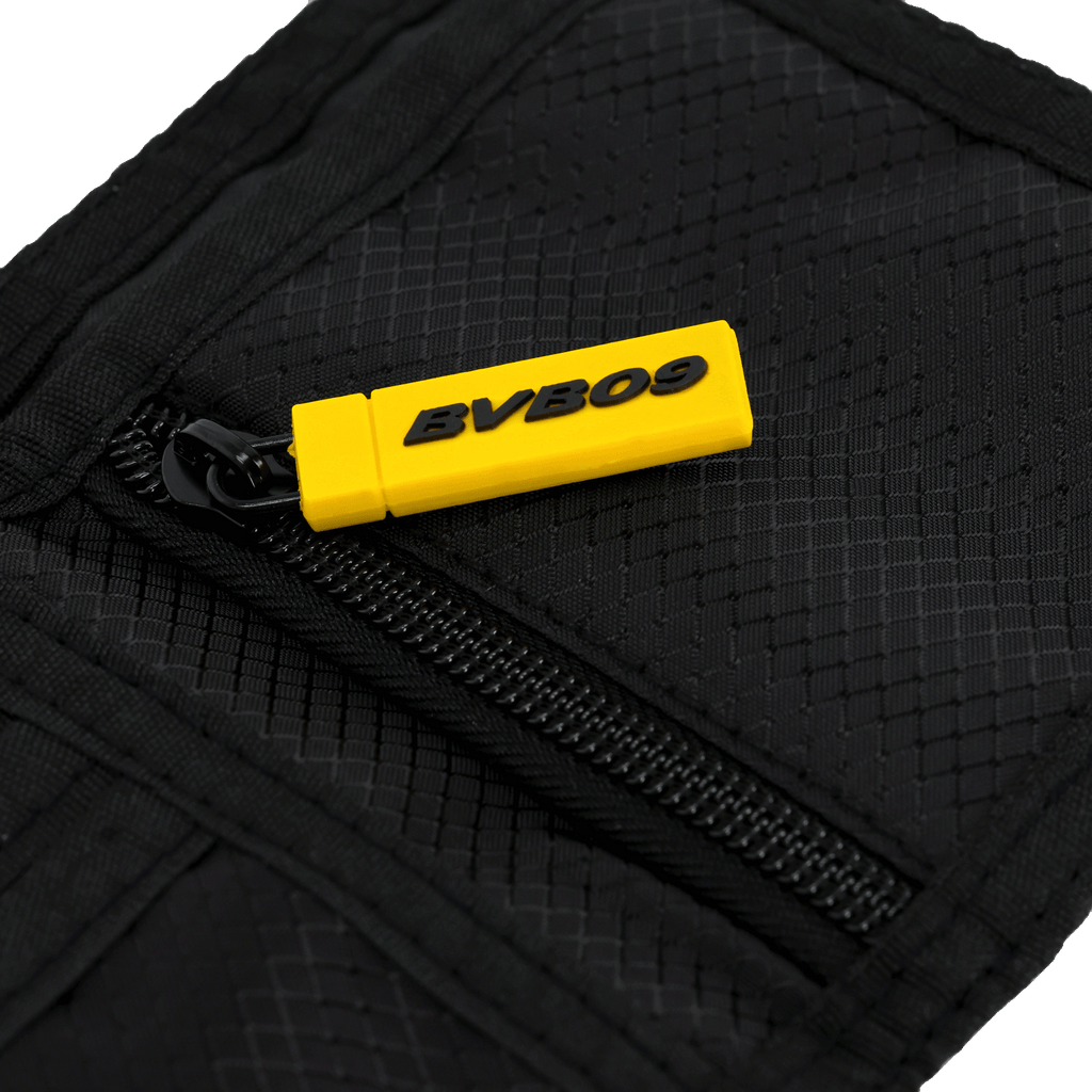 Portafoglio nero per bambini con design del BVB, con tiretto della cerniera giallo e logo BVB 09. Perfetto per i piccoli tifosi del Borussia Dortmund.
