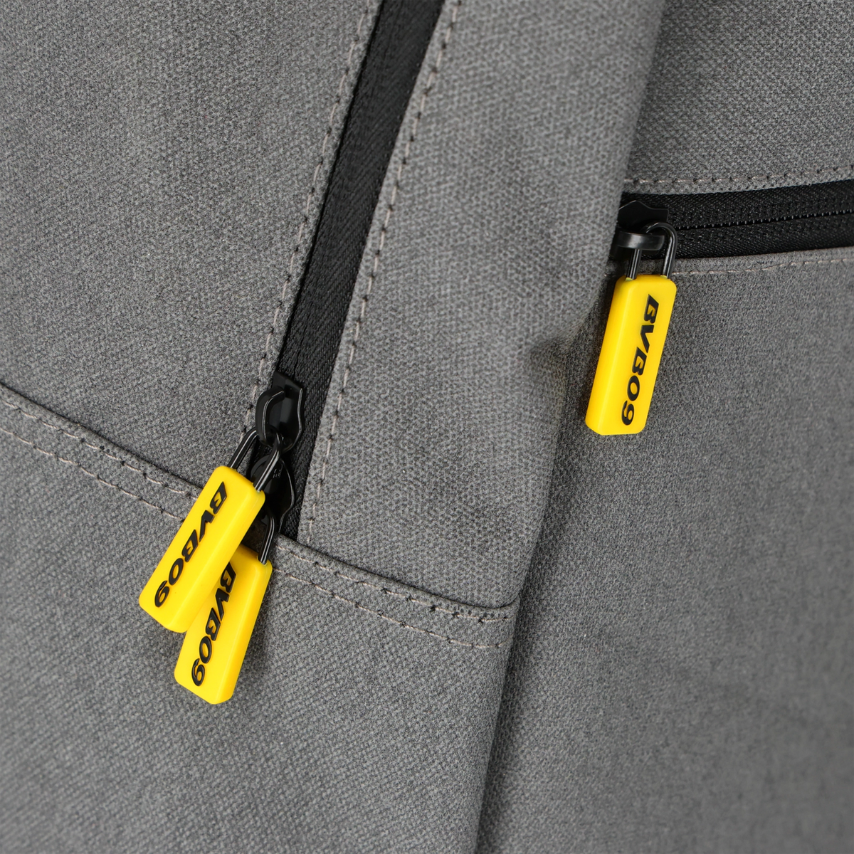 Zaino grigio del BVB con tiretti delle cerniere nei colori nero e giallo e logo BVB 09, articolo per tifosi.