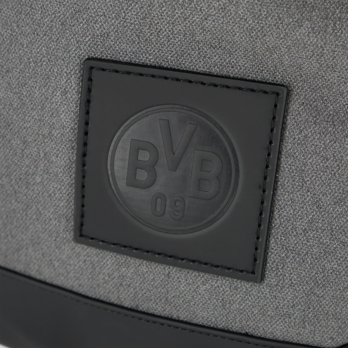 Zaino grigio del BVB con logo nero del Borussia Dortmund in forma circolare e dettagli in nero.