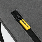 Una borsa da ginnastica grigia del Borussia Dortmund con materiale riflettente e un vistoso ciondolo giallo sulla cerniera con il logo BVB 09.