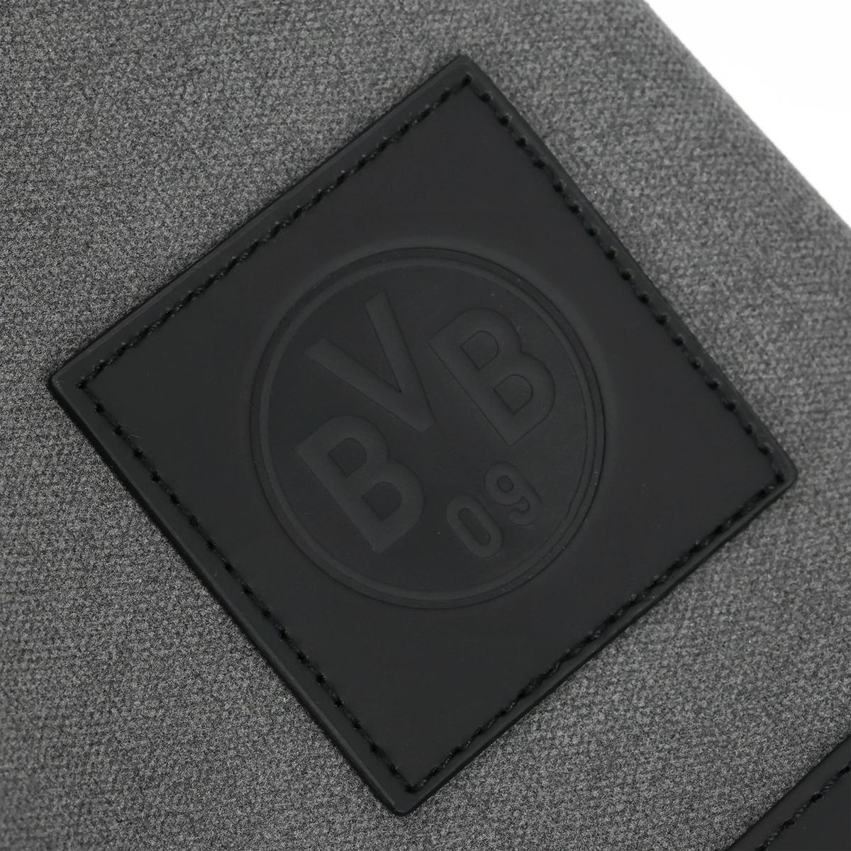 Borsa da ginnastica riflettente del BVB in grigio con logo BVB 09 nero, primo piano dei dettagli