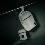 Reflektierende BVB-Schultertasche in Grau mit schwarzem Logo-Emblem, ideal als praktisches Accessoire für Borussia Dortmund Fans.