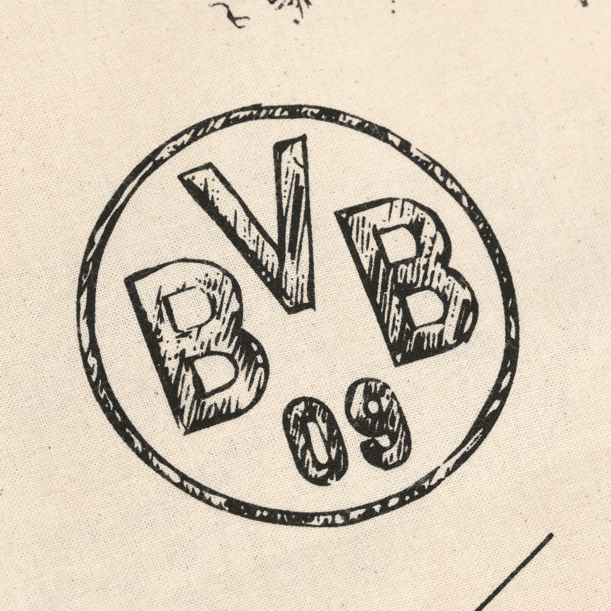 ミニマルな白黒のイラストと目立つBVB 09のロゴをあしらったジュートバッグ。サステナブルに製造されたファンアイテムとして最適です。