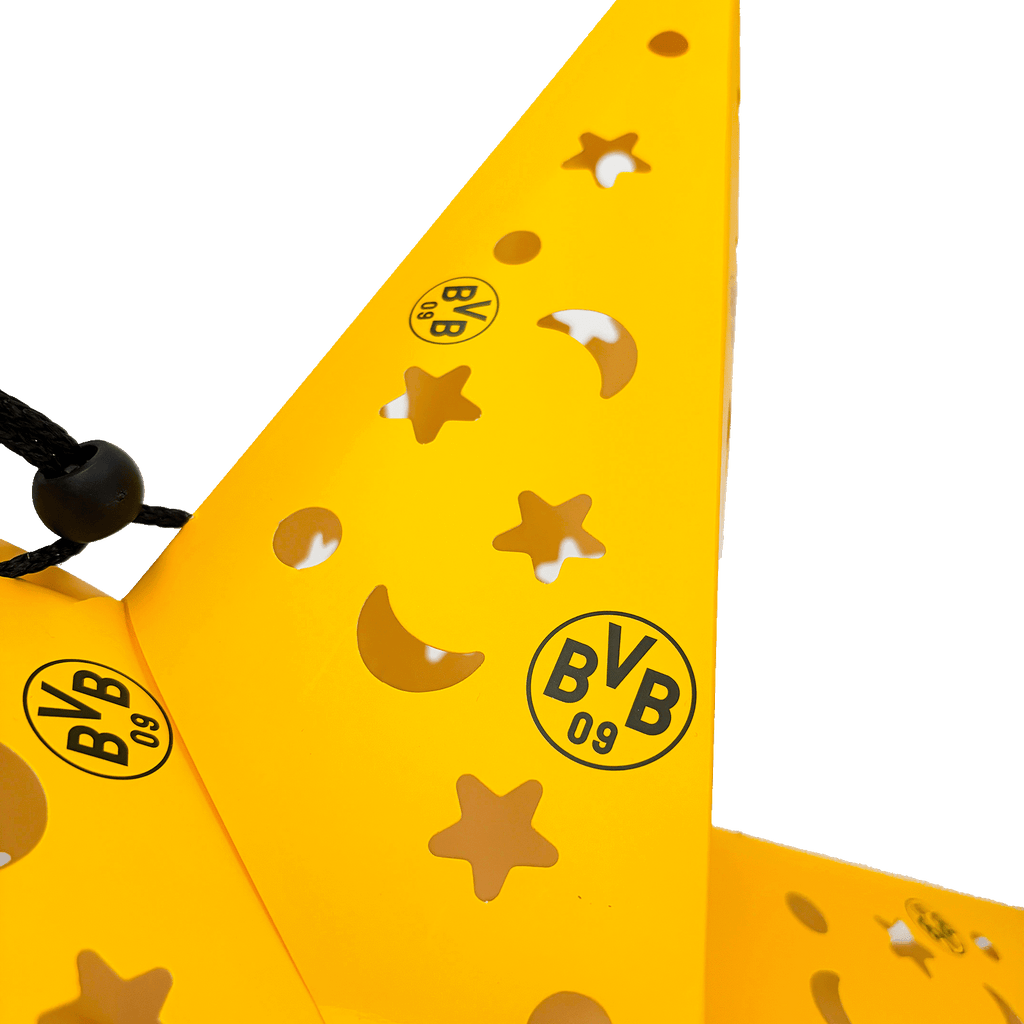 星や月のモチーフが型抜きされ、BVBのロゴが繰り返しあしらわれた黄色の紙製スター。ボルシア・ドルトムントの装飾用ファンアイテムとして最適です。