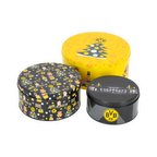 Set composto da tre scatole portabiscotti del BVB con motivi natalizi nei colori giallo, nero e giallo-nero, ideali per i tifosi del Borussia Dortmund per conservare i biscotti o come decorazione.