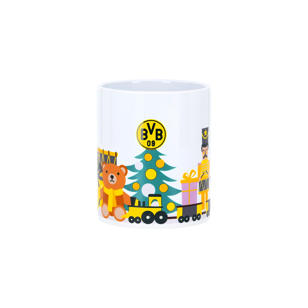 Weihnachtstasse von Borussia Dortmund mit BVB-Logo und buntem Weihnachtsmotiv, darunter Weihnachtsbaum, Bär, Geschenke und Spielzeuglokomotive.