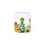 Weihnachtstasse von Borussia Dortmund mit BVB-Logo und buntem Weihnachtsmotiv, darunter Weihnachtsbaum, Bär, Geschenke und Spielzeuglokomotive.