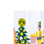 クリスマスツリー、くるみ割り人形、クマ、そして黒と黄色のBVBロゴなど、お祝いのモチーフが描かれた白いBVBのクリスマスマグカップ。